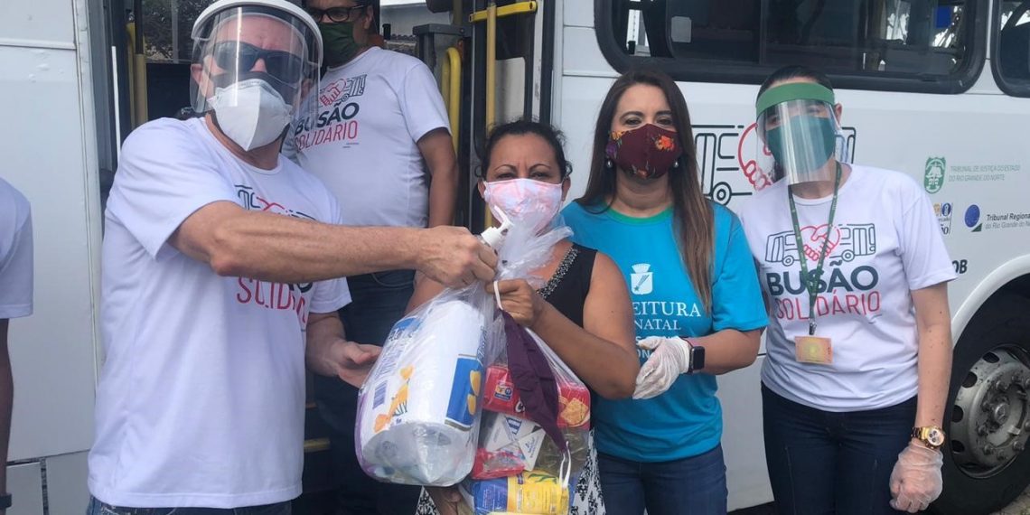 Busão Solidário faz doações nos bairros de Natal