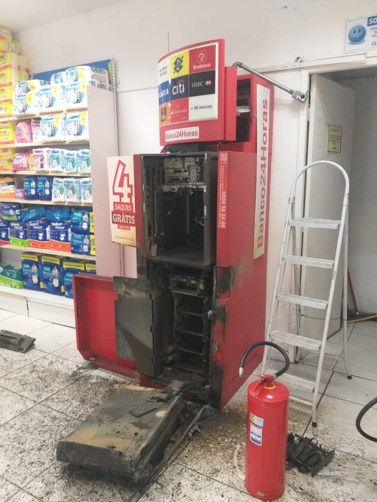 Criminosos invadem farmácia e arrombam caixa eletrônico no bairro do Tirol em Natal