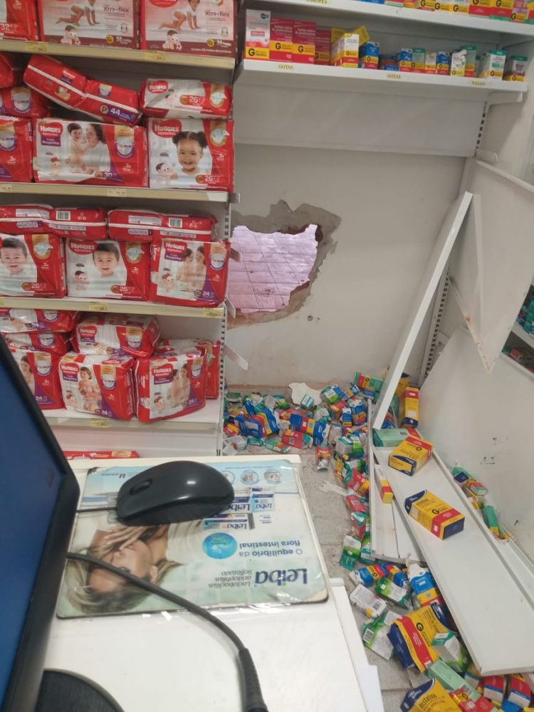 Criminosos invadem farmácia e arrombam caixa eletrônico no bairro do Tirol em Natal