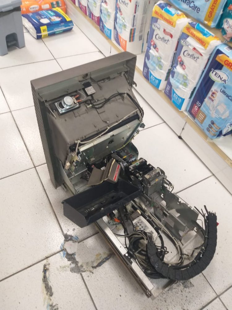 Criminosos invadem farmácia e arrombam caixa eletrônico no bairro do Tirol em Natal