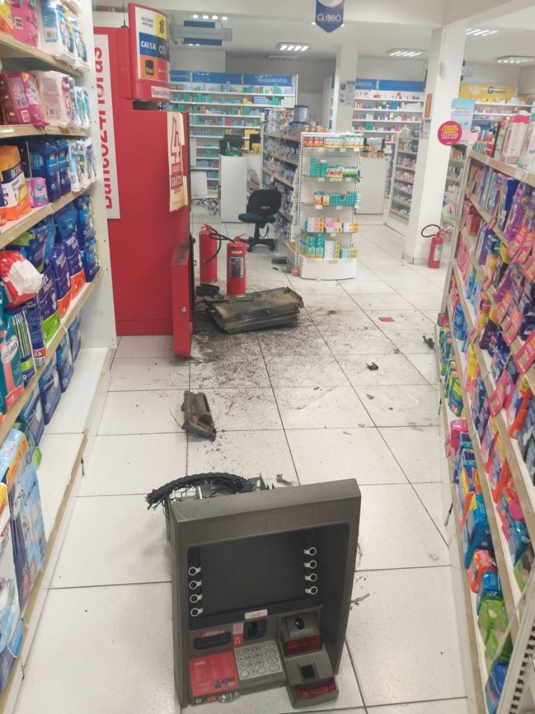 Criminosos invadem farmácia e arrombam caixa eletrônico no bairro do Tirol em Natal