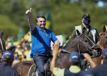 Acabou a palhaçada: Justiça Federal obriga Bolsonaro a usar máscara em espaços públicos