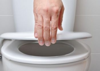 Alerta: descarga com tampa aberta pode espalhar o coronavírus, mostra estudo