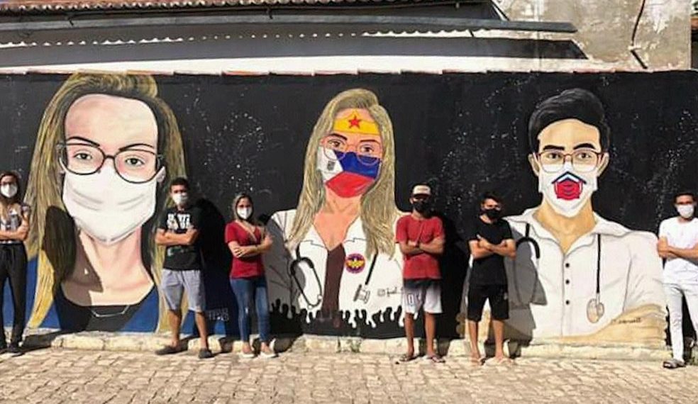 Artistas fazem mural para homenagear profissionais da saúde que atuam contra a Covid-19 em Rodolfo Fernandes, RN