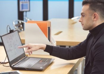 Dispositivo portátil permite que usuário manipule qualquer tela touchscreen sem tocá-la