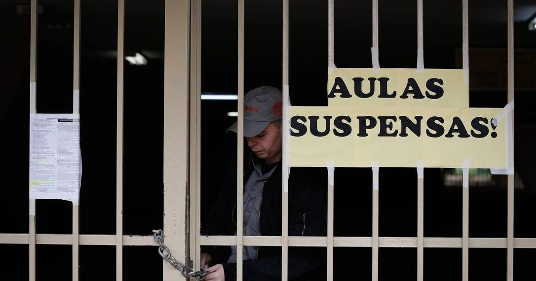 Pesquisa: Para 76% dos brasileiros, escolas devem continuar fechadas por causa da pandemia