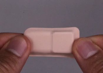 Cientistas criam “band-aid” que promete detectar sintomas da covid-19