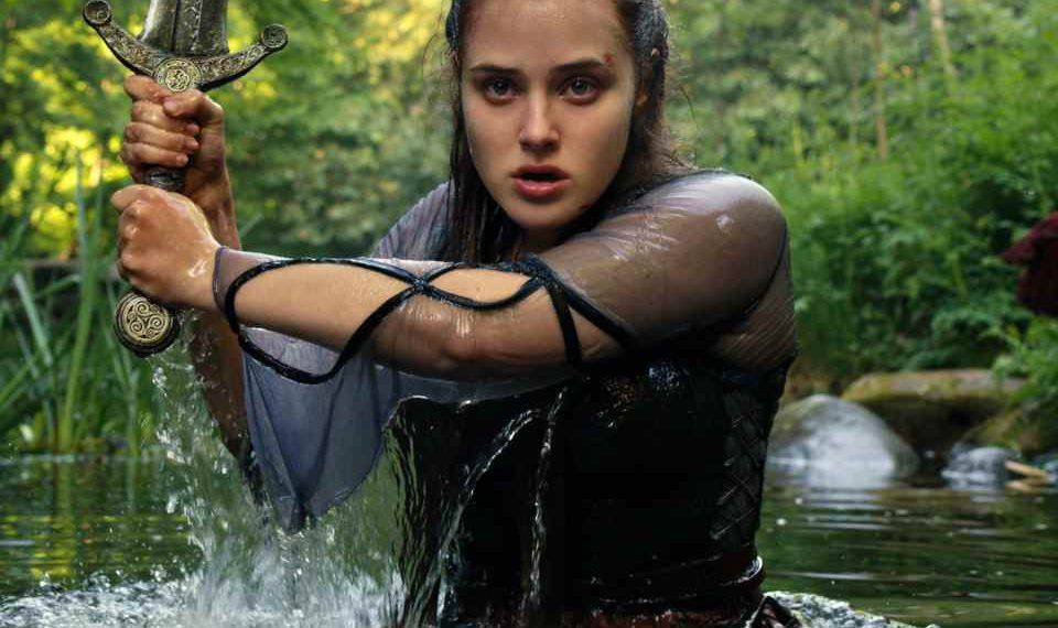“Cursed – A Lenda do Lago” chega ao catálogo da Netflix em julho, trazendo uma releitura da lenda do rei Arthur