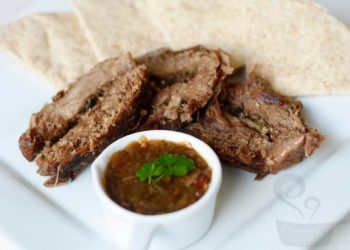 Almoço de domingo: carne assada com bacon ao molho de vinho