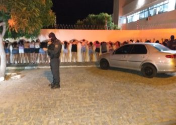PM encerra festa e leva 63 pessoas à delegacia por fazerem aglomeração durante pandemia no RN