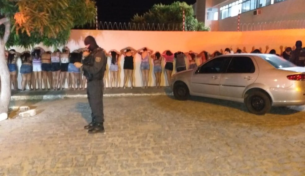 PM encerra festa e leva 63 pessoas à delegacia por fazerem aglomeração durante pandemia no RN