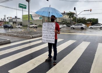 Jovem de 20 anos pede emprego com cartaz em semáforo de Natal: ‘Quero criar minha filha de forma digna’