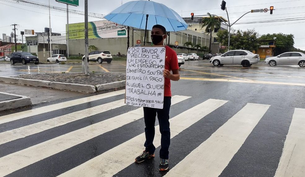 Jovem de 20 anos pede emprego com cartaz em semáforo de Natal: ‘Quero criar minha filha de forma digna’