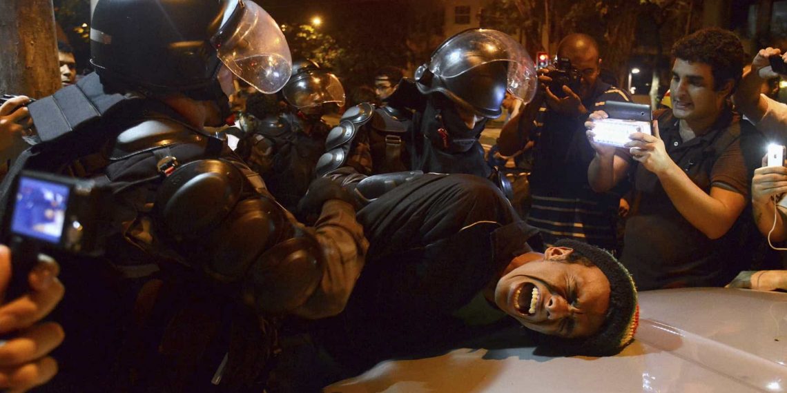 Casos de abusos de policiais em abordagem são rotina no Brasil