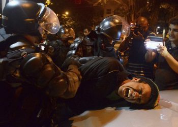 Casos de abusos de policiais em abordagem são rotina no Brasil