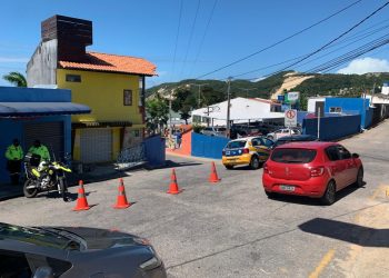 Após aglomerações via de acesso à orla de Ponta Negra é interditada