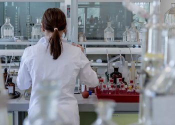 Pesquisadores desenvolvem tecido capaz de matar o vírus da covid-19