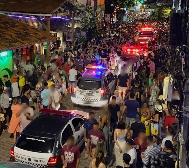 Sem noção: turistas se aglomeram sem máscaras na praia da Pipa durante feriadão