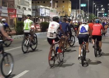 O cúmulo do absurdo: carro bate em ciclista durante protesto por segurança no trânsito em Natal