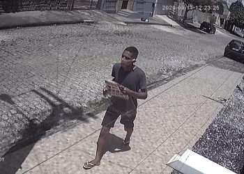 Polícia Civil divulga imagens e procura suspeitos por roubo de carro em Natal