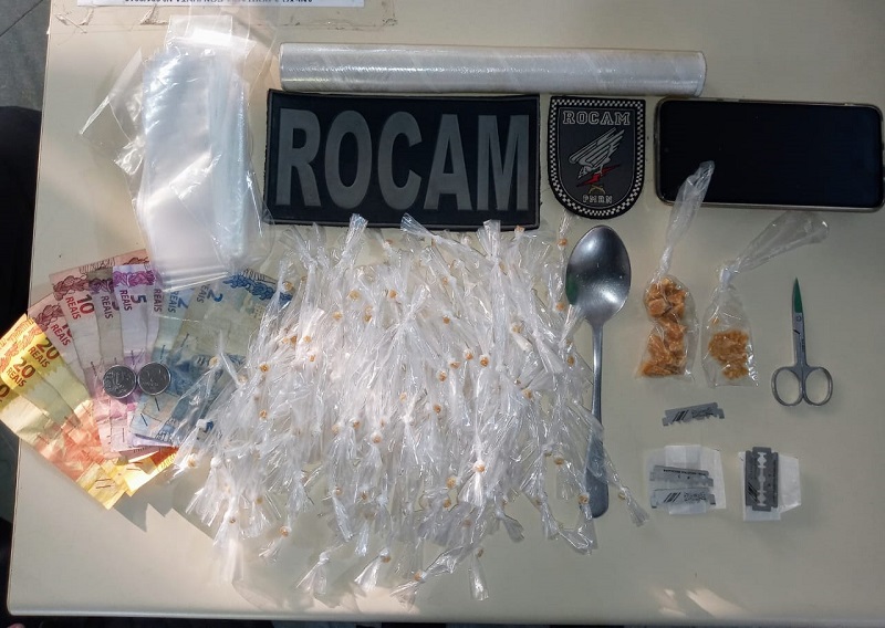 PM prende mulher suspeita de tráfico de drogas em Parnamirim