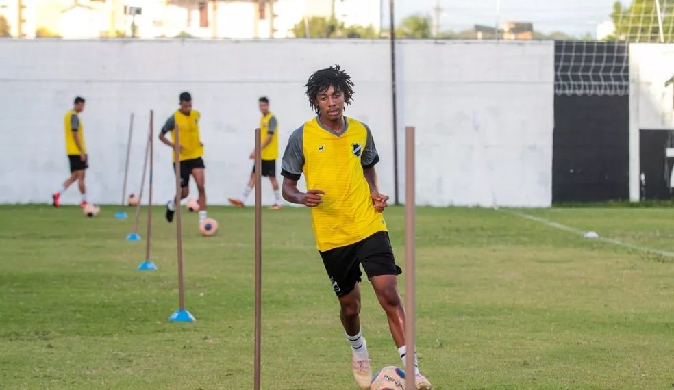 ABC negocia zagueiro de 16 anos com o Flamengo