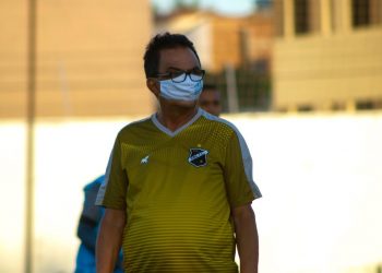 Francisco Diá relaciona 19 atletas para o jogo contra o Vitória da Conquista/BA