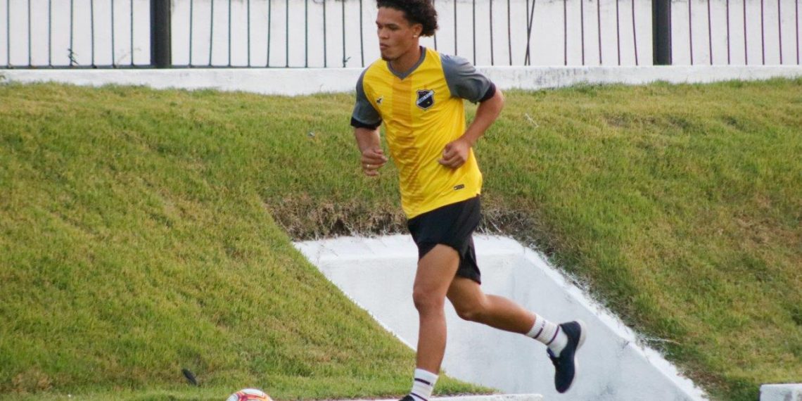 ABC negocia o lateral Reginaldo