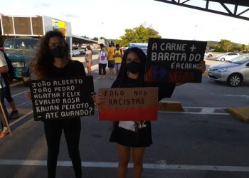 Grupo realiza protesto antirracista em unidade do Carrefour em Natal