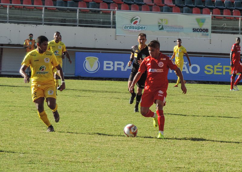 Com um jogador a menos, América arranca empate no Acre e decide vaga em Natal