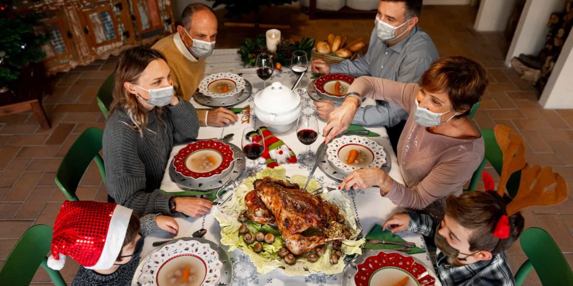 Sem sintomas ou testou negativo: É seguro visitar a família no Natal?