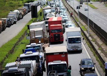 Caminhoneiros convocam nova assembleia para se mobilizarem por greve