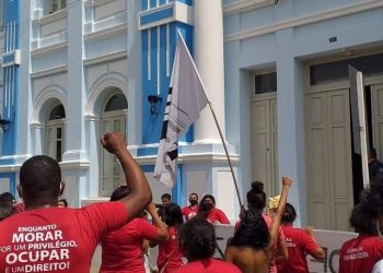 Famílias que ocupam prédio histórico da UFRN fazem protesto na Zona Leste de Natal
