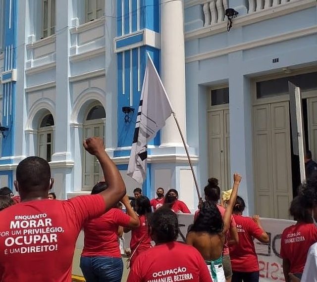Famílias que ocupam prédio histórico da UFRN fazem protesto na Zona Leste de Natal