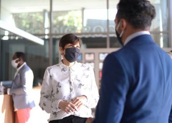 Covid-19: Em ambientes fechados, falar espalha mais vírus do que tossir