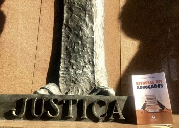 Estresse em advogados: professora universitária faz pesquisa e lança livro