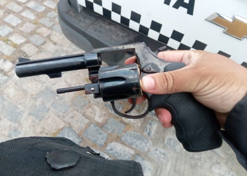 Polícia Militar apreende arma de fogo e recupera veículo roubado na Ribeira