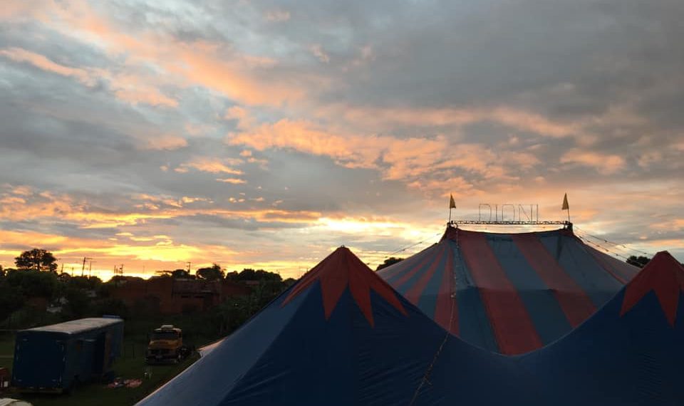 “Corona Circus” – Um drama comovente e emocionante de uma trupe circense que é abalada e sensibilizada por um vírus mortal