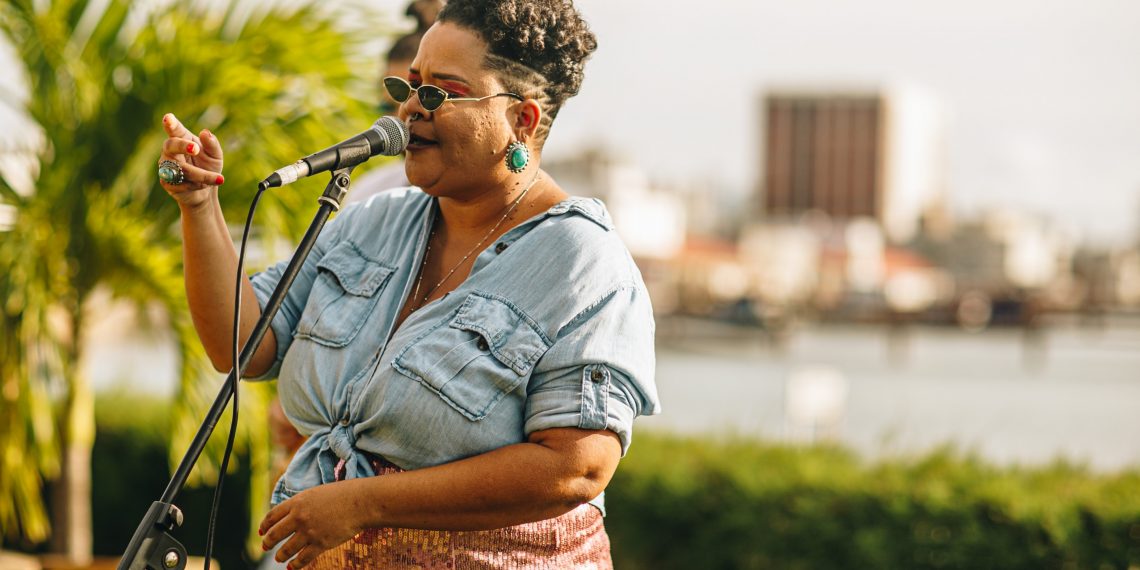 CLARA apresenta live de aniversário nesta segunda (29)