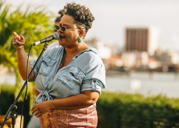 CLARA apresenta live de aniversário nesta segunda (29)