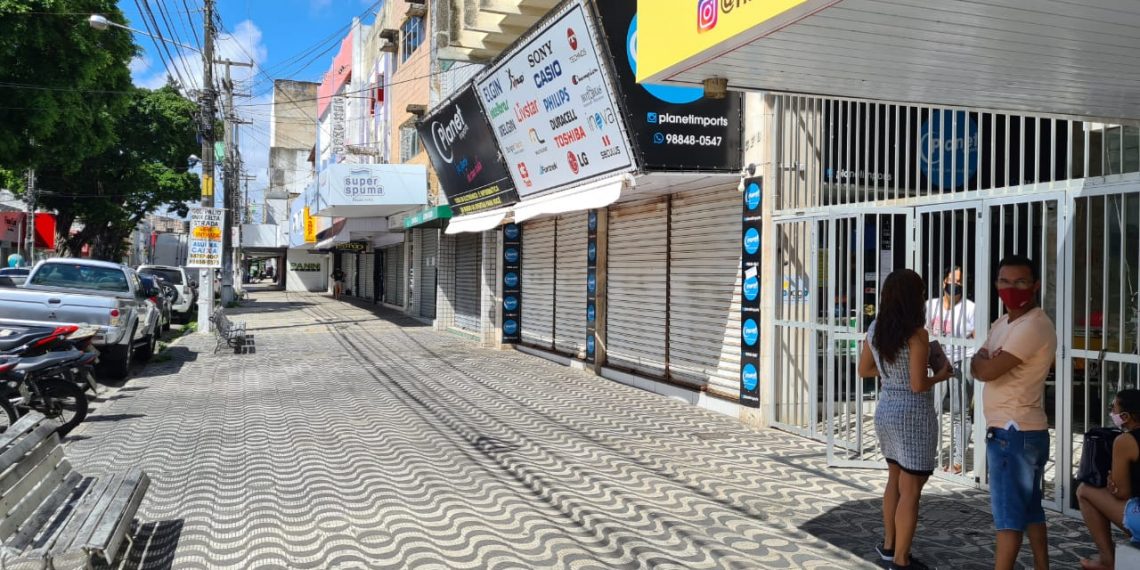 Comerciantes desrespeitam normas no primeiro dia de restrições severas em Natal