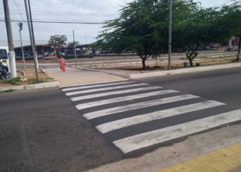Detran implanta faixa de pedestres na Avenida João Medeiros Filho