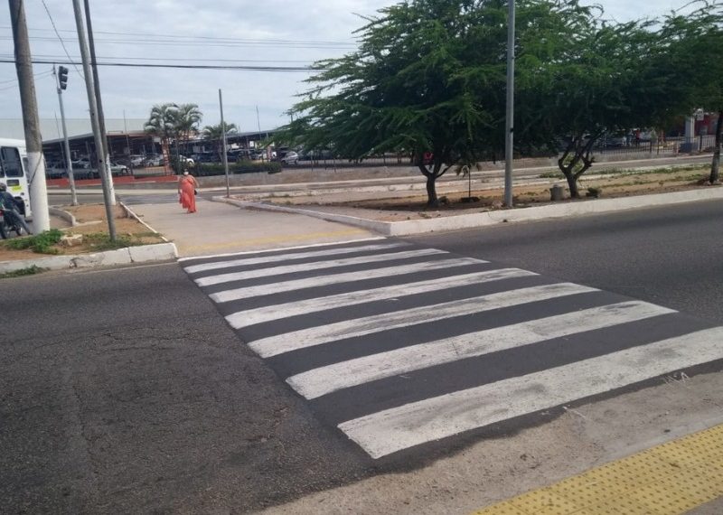 Detran implanta faixa de pedestres na Avenida João Medeiros Filho
