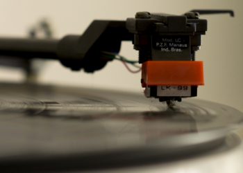 Os tiozões do rock estão errados: vinil não é melhor do que CD!