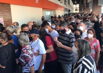 Após retomada da aplicação da CoronaVac, ponto de vacinação tem aglomeração e filas em Natal