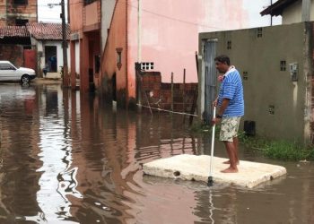 Em mais um dia de chuva, ruas de Natal ficam alagadas e moradores enfrentam transtornos