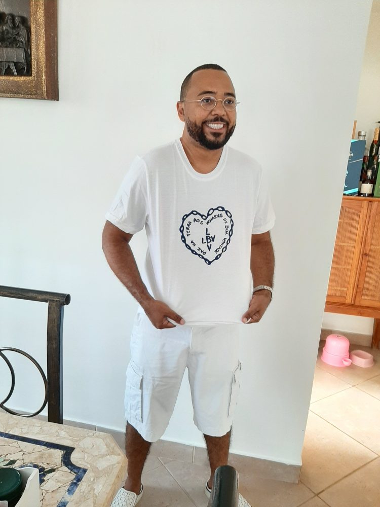 Cantor Dudu Nobre participa de campanha beneficente contra a fome