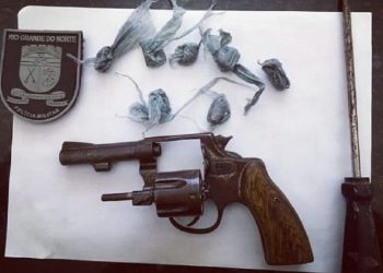 PM apreende revólver, drogas e recupera moto roubada em Carnaúba dos Dantas/RN