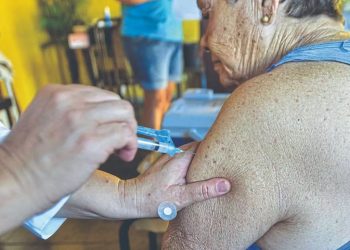 Ministério da Saúde revisa ordem e adultos sem comorbidades serão vacinados