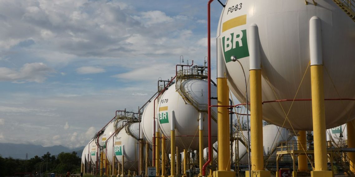 Gasolina e diesel ficam mais baratos hoje nas refinarias